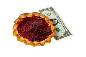 tarte au lait caillé et framboises avec un billet d'un dollar sur fond blanc photo