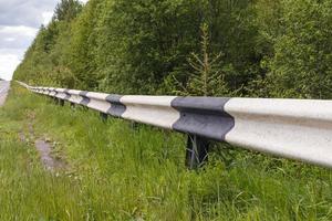 clôture de route métallique de type barrière, gros plan. sécurité routière et routière photo