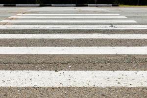 bandes blanches d'un passage pour piétons de l'autre côté de la route photo