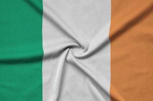 Le drapeau irlandais est représenté sur un tissu de sport avec de nombreux plis. bannière de l'équipe sportive photo