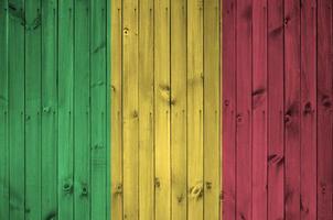 drapeau du mali représenté dans des couleurs de peinture vives sur un vieux mur en bois. bannière texturée sur fond rugueux photo