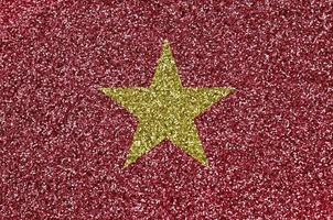 drapeau du vietnam représenté sur de nombreux petits paillettes brillantes. fond de festival coloré pour la fête photo