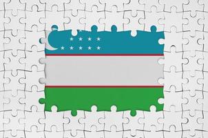 drapeau de l'ouzbékistan dans un cadre de pièces de puzzle blanches avec une partie centrale manquante photo