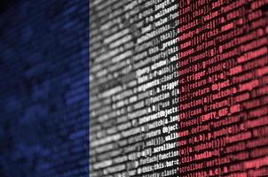 Le drapeau français est représenté à l'écran avec le code du programme. le concept de technologie moderne et de développement de site photo