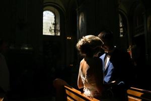 mariés illuminés par la lumière photo