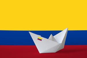 drapeau de la colombie représenté sur papier gros plan de navire origami. concept d'art fait à la main photo