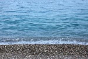 banc de galets avec la mer et la plage en arrière-plan photo