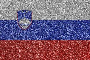 drapeau de la slovénie représenté sur de nombreuses petites paillettes brillantes. fond de festival coloré pour la fête photo