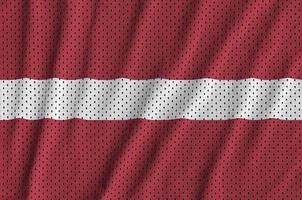 drapeau letton imprimé sur un tissu en maille de polyester et de nylon sportswear photo