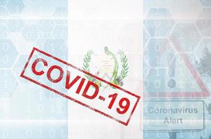 drapeau du guatemala et composition abstraite numérique futuriste avec timbre covid-19. concept d'épidémie de coronavirus photo