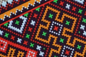 motif de broderie tricoté d'art populaire ukrainien traditionnel sur tissu textile photo