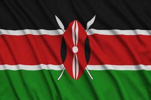 le drapeau du kenya est représenté sur un tissu de sport avec de nombreux plis. bannière de l'équipe sportive photo