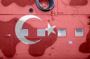 drapeau de la turquie représenté sur la partie latérale d'un gros plan d'hélicoptère blindé militaire. arrière-plan conceptuel des avions des forces armées photo
