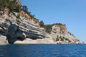 paysage de montagnes rocheuses naturelles de turquie au-dessus de l'eau de mer bleue photo