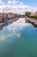 peschiera del garda, vérone, italie - 22 septembre 2022 beau paysage urbain avec maisons et bateaux à canale di mezzo à peschiera, lago del garda photo