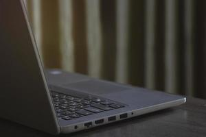 un ordinateur portable sur la table dans la chambre photo