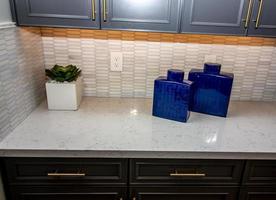comptoir de cuisine avec dosseret et récipients en céramique bleue photo
