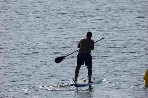 nageur en vacances paddle surf en mer méditerranée photo