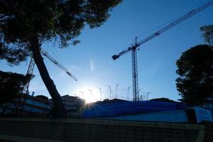 grues au travail sur un chantier de construction photo