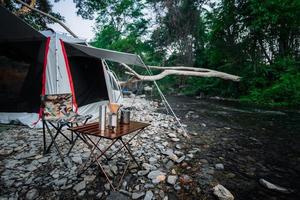 camping au bord de la rivière photo