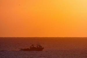 pêcheurs rentrant de la pêche à l'aube après avoir passé toute la nuit en mer. photo