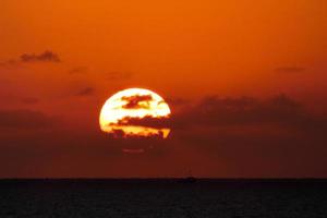 disque solaire s'élevant au-dessus de l'horizon de la mer, lever de soleil, aube photo