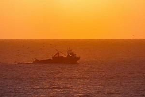 pêcheurs rentrant de la pêche à l'aube après avoir passé toute la nuit en mer. photo