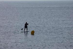 nageur en vacances paddle surf en mer méditerranée photo