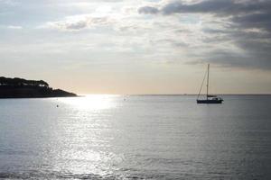 voilier naviguant en mer méditerranée, eaux calmes photo