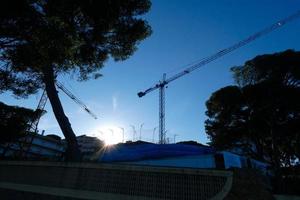 grues au travail sur un chantier de construction photo