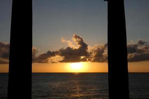 disque solaire s'élevant au-dessus de l'horizon de la mer, lever de soleil, aube photo