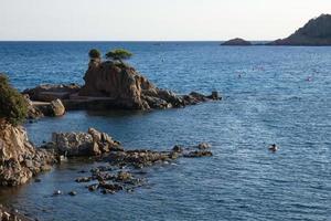 littoral méditerranéen avec des rochers dans la région catalane, espagne photo