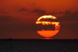 disque solaire s'élevant au-dessus de l'horizon de la mer, lever de soleil, aube photo