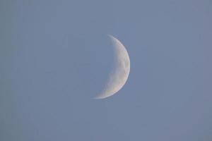 croissant de lune sous le ciel bleu photo