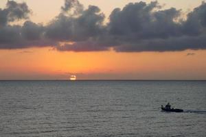 disque solaire s'élevant au-dessus de l'horizon de la mer, lever de soleil, aube photo