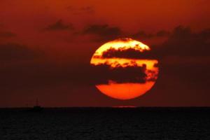 disque solaire s'élevant au-dessus de l'horizon de la mer, lever de soleil, aube photo