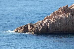 rochers et îlots sur la côte méditerranéenne de la costa brava catalane photo