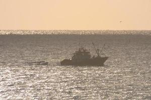 pêcheurs rentrant de la pêche à l'aube après avoir passé toute la nuit en mer. photo