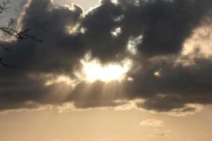 nuages dans le ciel à la fin de l'été photo