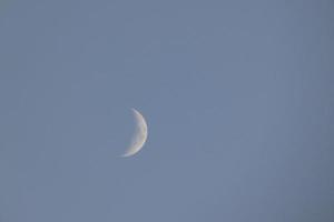 croissant de lune sous le ciel bleu photo