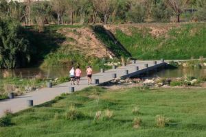 rivière llobregat et routes adjacentes dans la région du baix llobregat très proche de la ville de barcelone. photo