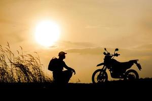 lentille floue, motocross sur un beau concept de tourisme d'aventure indépendant de montagne légère photo