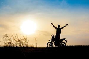 homme avec motocross beau concept de tourisme d'aventure indépendant de montagne légère photo