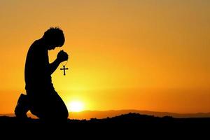 homme priant pour les bénédictions de dieu. un homme solitaire, au cœur brisé, au chômage et sans espoir. photo