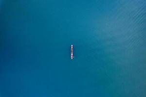 bateau de pêche traditionnel asiatique pagayant dans le lac à la campagne photo