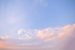 ciel bleu et nuages au coucher du soleil photo