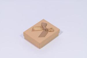 boîte cadeau marron sur fond blanc photo