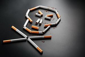 crâne de cigarettes sur fond noir. le concept de fumer tue. vers le concept du tabagisme comme une habitude mortelle, les poisons à la nicotine, le cancer du tabagisme, la maladie, l'arrêt du tabac. photo