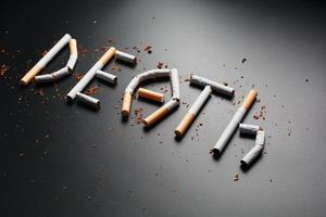 l'inscription mort de cigarettes sur fond noir. arrêter de fumer. le concept de fumer tue. inscription de motivation pour arrêter de fumer, habitude malsaine.