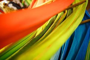 hamacs de différentes couleurs, couleurs de l'arc-en-ciel sur le marché nocturne de goa photo